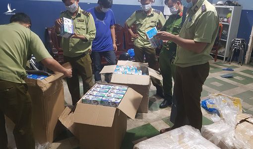 Tạm giữ 74.900 chiếc khẩu trang