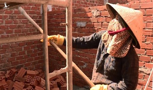 Chị phụ hồ trả lại 150 triệu đồng nhặt được