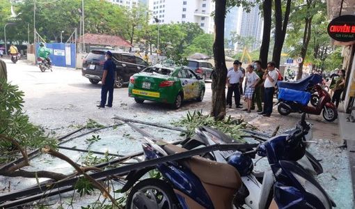 Nổ như bom cạnh ngân hàng trên phố Hà Nội, nhiều người hoảng loạn