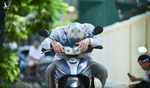 Hà Nội: Phụ huynh mong ngóng, ngủ gật trong lúc chờ thí sinh làm bài