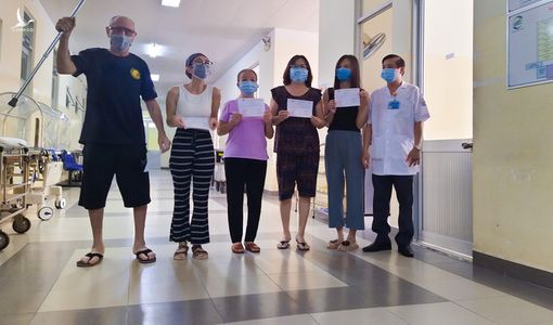 Võ sư Mỹ mắc Covid-19 nặng xuất viện, cầu hôn bệnh nhân 450
