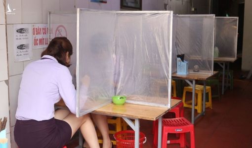 Đến quán vỉa hè cũng lắp vách ngăn phòng Covid-19 sau ‘tối hậu thư’ của TP