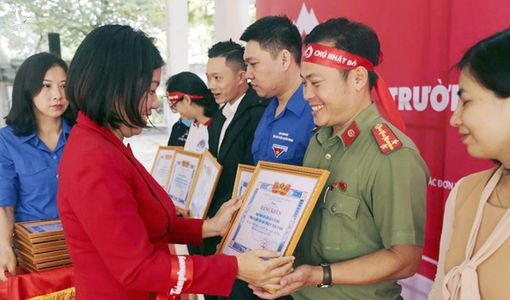 Những “trái tim hồng” mang sắc áo Công an