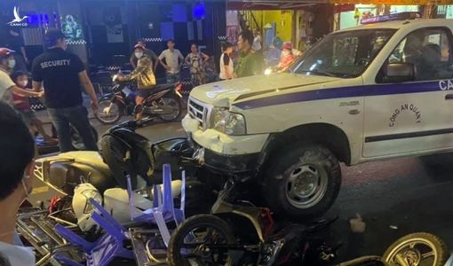 Xe công an phường lao vào quán nhậu ở phố Bùi Viện