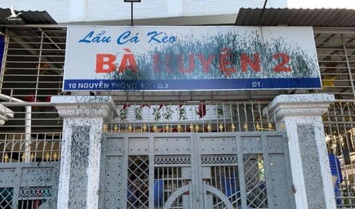 Triệt phá nhóm đòi nợ tạt sơn quán lẩu cá kèo ngay trung tâm TP.HCM