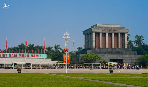 Người dân xếp hàng vào lăng viếng Chủ tịch Hồ Chí Minh
