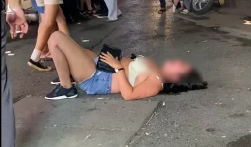 Nữ ‘Chí Phèo’ lột đồ ‘ăn vạ’ vì bị đuổi ra khỏi bar ở Hà Nội