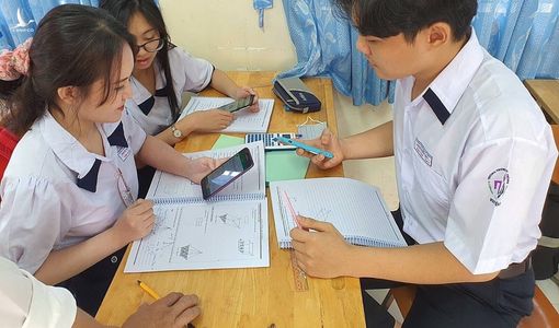 Chỉ nên cho học sinh THPT dùng điện thoại trong giờ học