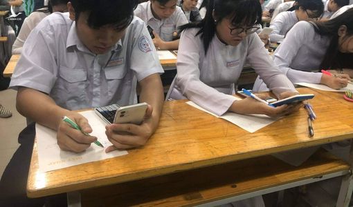 ‘Lẳng lặng mà nghe, tốt đẹp hãy làm ông Giáo (dục) ạ’!