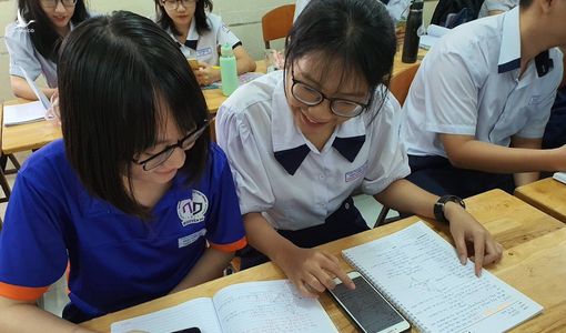 Thầy giáo Nguyễn Văn Lực: “Không thể cấm học sinh dùng điện thoại trong giờ học”