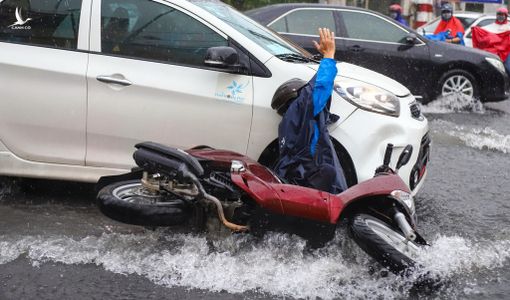 Người dân ngã nhào trong mưa lớn ở Thủ Đức