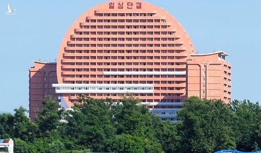 Ông Kim ra lệnh xây chung cư chắn tầm nhìn sang Trung Quốc