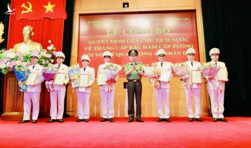 Trao quyết định thăng hàm cấp tướng cho 9 sĩ quan Công an cao cấp