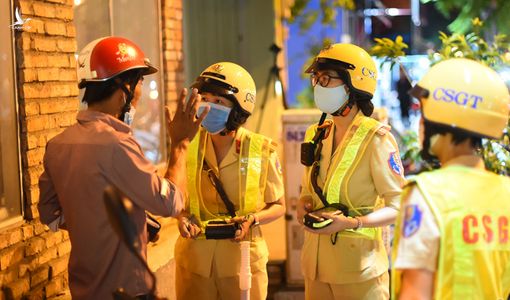 Bị đo nồng độ cồn, thanh niên nói ‘Anh say rồi, em lấy xe luôn đi’