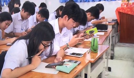 Cho học sinh dùng điện thoại: Tìm giải pháp thay vì cấm đoán
