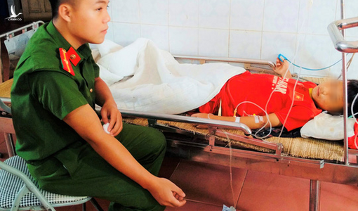 Thiếu úy công an hiến máu cứu cậu bé người Mông ngã dập vỡ gan