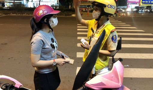 Lời nhắn nhủ “ngọt lịm” của nữ CSGT trên đường Phạm Văn Đồng