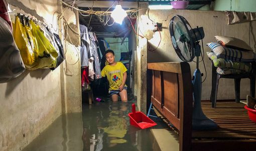 Sau cơn mưa cả tiếng ở TP.HCM, nước tràn vào nhà dân gần 1m