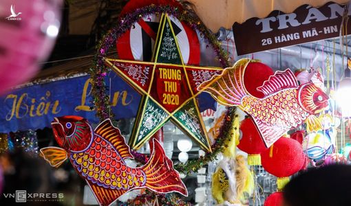 Trung tâm Hà Nội đông kín người đi chơi Tết Trung thu