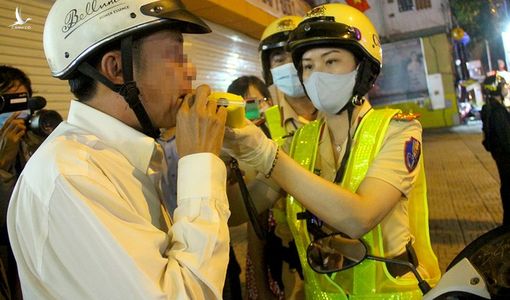 Theo chân nữ CSGT dẫn đoàn đi phạt nồng độ cồn ở TP.HCM