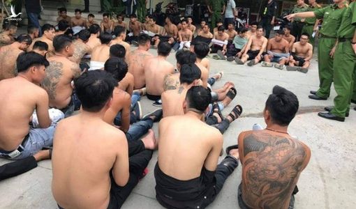 2 băng nhóm giang hồ chuẩn bị hỗn chiến thì bị công an bắt giữ