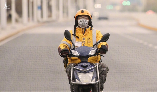 Tài xế giao thức ăn ở Trung Quốc bán mạng mỗi ngày vì thuật toán lạnh lùng