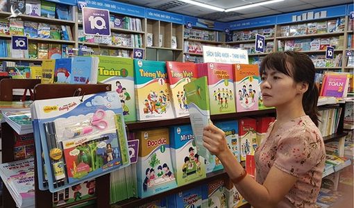 ‘Cách chức hiệu trưởng mới xử lý được việc nhập nhèm sách giáo khoa’