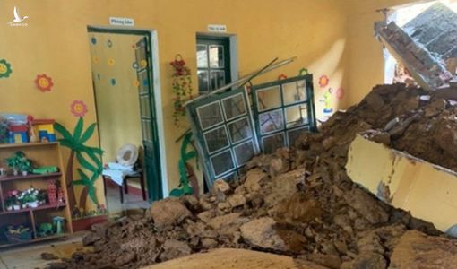 Bốn trường học ở Lào Cai bị đổ tường, đất đá tràn vào lớp