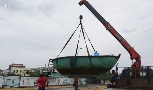 Xe cẩu ‘chạy mệt nghỉ’ đưa tàu, thuyền đi tránh bão