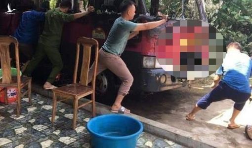 Xe 29 chỗ bị thiêu rụi vì gia chủ thắp hương bất cẩn