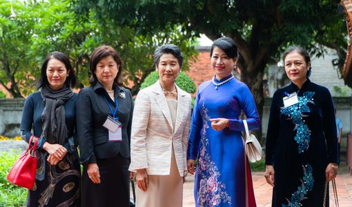 Phu nhân 2 thủ tướng Việt – Nhật thăm Văn Miếu trong tiết thu Hà Nội