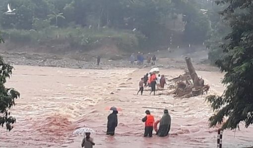 Hơn chục người "dàn hàng" đưa thai phụ qua cầu ngập đi sinh