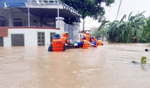 Những chiến sĩ Công an, điểm tựa vững vàng giúp người dân vùng lũ