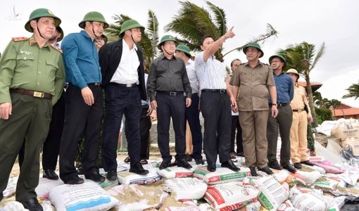 Phó Thủ tướng Trịnh Đình Dũng kiểm tra khu sơ tán tại Quảng Nam