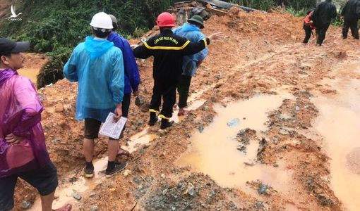 Nổ mìn phá đá, quyết thông đường lên Rào Trăng 3 hôm nay