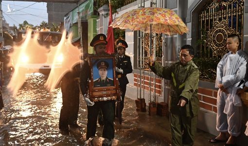 Thiếu tướng Man đã về với mẹ