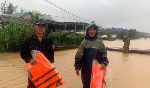 Miền Trung oằn mình trong bão lũ, áo phao cứu sinh lại tăng giá trục lợi?