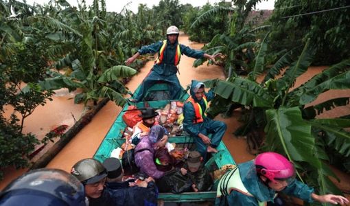 Cuộc giải cứu nghẹt thở trong biển lũ ở Quảng Bình