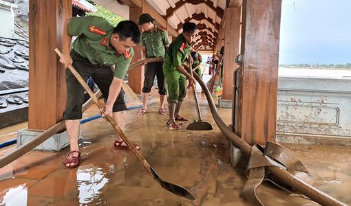 Bám địa bàn giúp dân khắc phục hậu quả lũ lụt