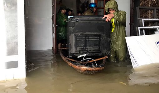 Công an Nghệ An tăng cường lực lượng giúp dân ứng phó mưa lũ lớn