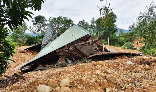 Sạt lở đồi chôn vùi nhà cửa của người dân