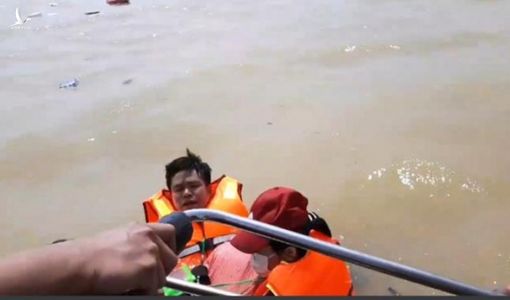 Đoàn cứu trợ 6 người bị lật thuyền rơi xuống dòng lũ dữ ở Quảng Bình