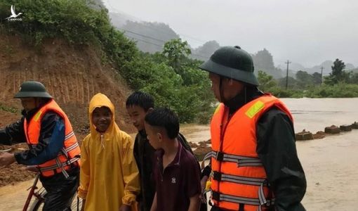 Giúp dân trong lũ, 1 trung tá biên phòng hy sinh