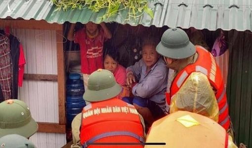 Người dân lội nước ngập sát cổ đi nhận hàng cứu trợ ở Quảng Bình