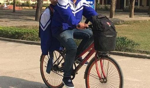 Sự thật đáng buồn về câu chuyện lấy đi hàng nghìn giọt nước mắt về chàng trai 10 năm cõng bạn đến trường