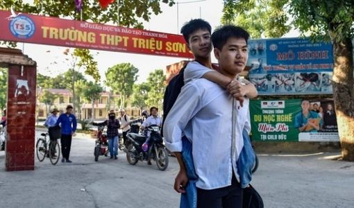 Đôi bạn 10 năm cõng nhau đến trường ở Thanh Hóa chia xa trong tiếc nuối