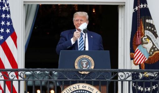 Tổng thống Donald Trump gỡ khẩu trang, xuất hiện trước công chúng lần đầu tiên sau khi ra viện
