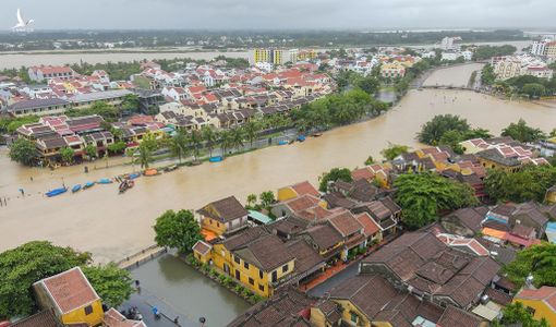 Phố cổ Hội An bị ngập sâu trong nước lũ