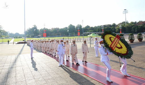Đoàn đại biểu dự Đại hội Đảng bộ Công an Trung ương vào Lăng viếng Chủ tịch Hồ Chí Minh