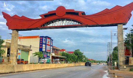 Một trong 2 cổng chào Đồng Hới trị giá 14 tỷ đồng đã dựng xong